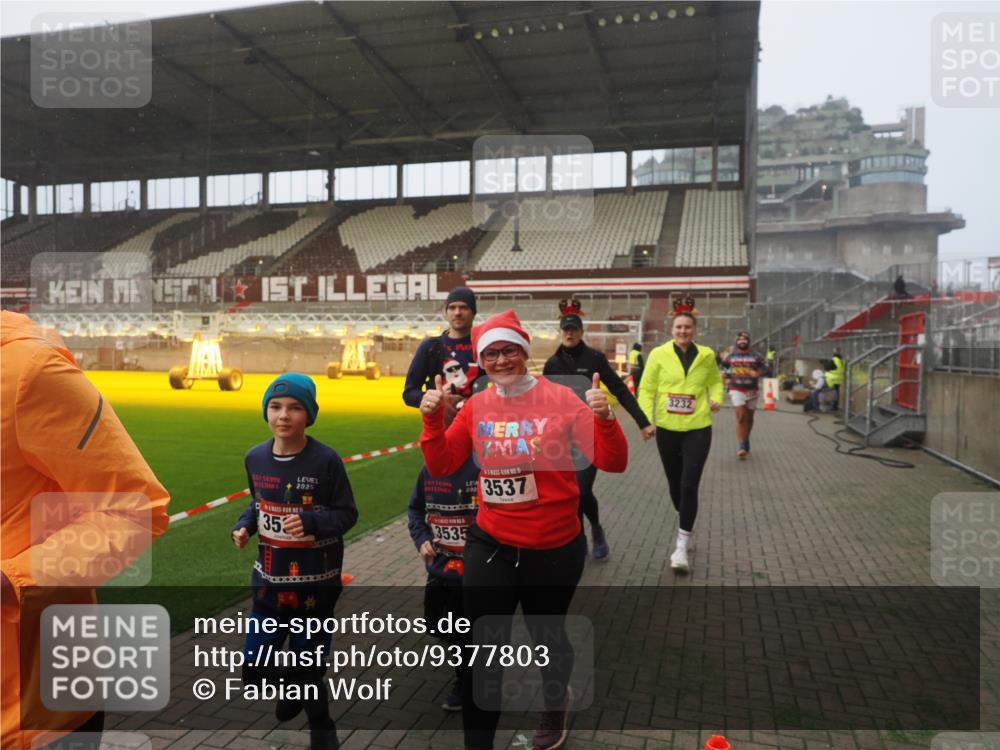 07.12.2025 - St. Pauli X-Mass-Run No. 15 Fabian Wolf http://msf.ph/oto/9377803 07.12.2025 10:06:31 Ziel 34, 150, 187, 562, 1369, 1479, 1480, 1832, 1946, 3213, 3232, 3534, 3535, 3536, 3537, 4459, 4672 meine-sportfotos.de
