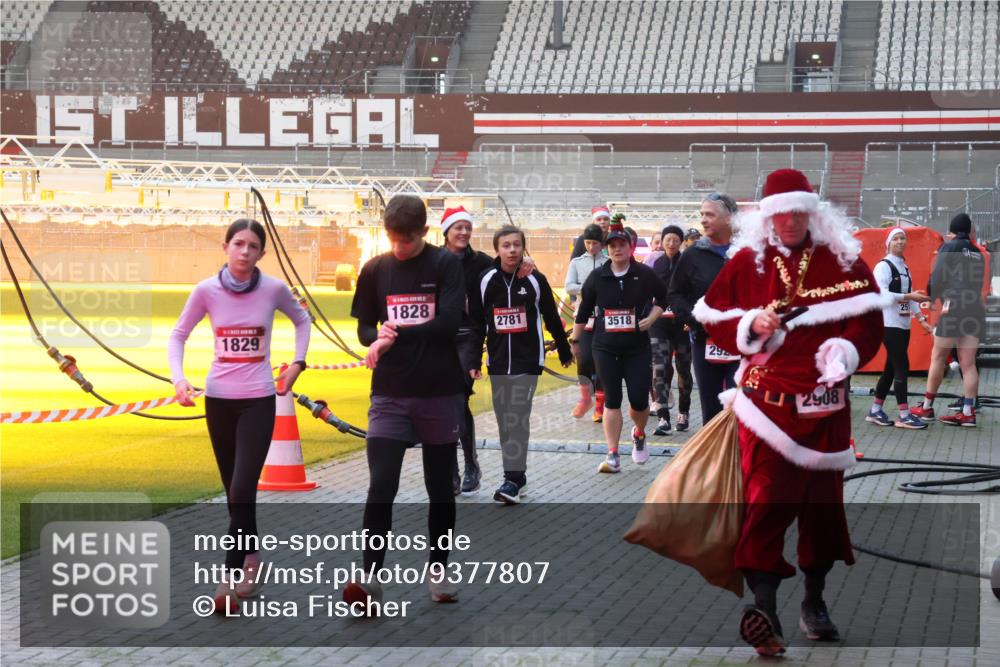 07.12.2025 - St. Pauli X-Mass-Run No. 15 Luisa Fischer http://msf.ph/oto/9377807 07.12.2025 10:03:16 Ziel 1828, 2781, 3518, 1829, 292, 2908, 63, 177, 304, 442, 443, 885, 918, 936, 943, 956, 1105, 1118, 1314, 1828, 1829, 2505, 2510, 2514, 2604, 2780, 2781, 2908, 3284, 3417, 3518, 3892 meine-sportfotos.de