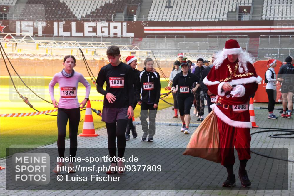 07.12.2025 - St. Pauli X-Mass-Run No. 15 Luisa Fischer http://msf.ph/oto/9377809 07.12.2025 10:03:16 Ziel 1828, 2781, 1829, 3518, 29, 2908, 63, 177, 304, 442, 443, 885, 918, 936, 943, 956, 1105, 1118, 1314, 1828, 1829, 2505, 2510, 2514, 2604, 2780, 2781, 2908, 3284, 3417, 3518, 3892 meine-sportfotos.de