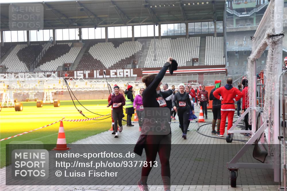07.12.2025 - St. Pauli X-Mass-Run No. 15 Luisa Fischer http://msf.ph/oto/9377813 07.12.2025 10:28:10 Ziel 4463, 451, 2617, 3571, 3706, 175, 1312, 1717, 1742, 1745, 2060, 2101, 2188, 2677, 3154, 3156, 3458, 3571, 3706, 3707, 3713, 3714, 3715, 3722, 3723, 3793, 3879, 3881, 3883, 4065, 4132, 4133, 4189, 4350, 4383, 4435, 4453, 4454, 4462, 4463, 4515, 4516, 4527, 4538, 4875 meine-sportfotos.de