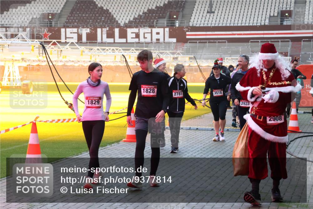 07.12.2025 - St. Pauli X-Mass-Run No. 15 Luisa Fischer http://msf.ph/oto/9377814 07.12.2025 10:03:17 Ziel 1829, 1828, 2781, 3518, 2923, 2908, 63, 177, 304, 442, 443, 885, 918, 936, 943, 956, 1105, 1118, 1314, 1828, 1829, 2505, 2510, 2514, 2604, 2780, 2781, 2908, 3284, 3417, 3518, 3892 meine-sportfotos.de