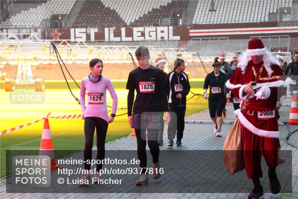 07.12.2025 - St. Pauli X-Mass-Run No. 15 Luisa Fischer http://msf.ph/oto/9377816 07.12.2025 10:03:17 Ziel 5, 1829, 1828, 2781, 3518, 2923, 2, 2908, 63, 177, 304, 442, 443, 885, 918, 936, 943, 956, 1105, 1118, 1314, 1828, 1829, 2505, 2510, 2514, 2604, 2780, 2781, 2908, 3284, 3417, 3518, 3892 meine-sportfotos.de