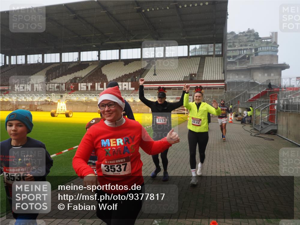 07.12.2025 - St. Pauli X-Mass-Run No. 15 Fabian Wolf http://msf.ph/oto/9377817 07.12.2025 10:06:31 Ziel 34, 150, 187, 562, 1369, 1479, 1480, 1832, 1946, 3213, 3232, 3534, 3535, 3536, 3537, 4459, 4672 meine-sportfotos.de