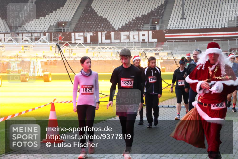07.12.2025 - St. Pauli X-Mass-Run No. 15 Luisa Fischer http://msf.ph/oto/9377819 07.12.2025 10:03:18 Ziel 1, 2781, 1828, 3518, 1829, 2908, 177, 442, 443, 885, 918, 936, 943, 956, 1105, 1118, 1314, 1594, 1828, 1829, 2505, 2510, 2514, 2604, 2780, 2781, 2908, 3284, 3417, 3518, 3892 meine-sportfotos.de