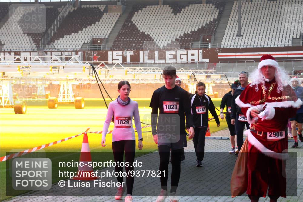 07.12.2025 - St. Pauli X-Mass-Run No. 15 Luisa Fischer http://msf.ph/oto/9377821 07.12.2025 10:03:18 Ziel 1829, 1828, 2781, 2923, 2908, 177, 442, 443, 885, 918, 936, 943, 956, 1105, 1118, 1314, 1594, 1828, 1829, 2505, 2510, 2514, 2604, 2780, 2781, 2908, 3284, 3417, 3518, 3892 meine-sportfotos.de