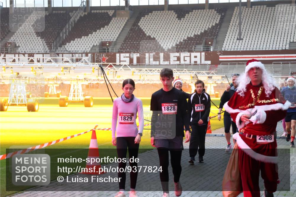07.12.2025 - St. Pauli X-Mass-Run No. 15 Luisa Fischer http://msf.ph/oto/9377824 07.12.2025 10:03:18 Ziel 1828, 2781, 1829, 2908, 43, 177, 442, 443, 885, 918, 936, 943, 956, 1105, 1118, 1314, 1594, 1828, 1829, 2505, 2510, 2514, 2604, 2780, 2781, 2908, 3284, 3417, 3518, 3892 meine-sportfotos.de