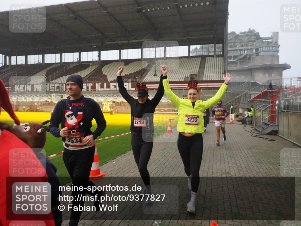07.12.2025 - St. Pauli X-Mass-Run No. 15 Fabian Wolf http://msf.ph/oto/9377827 07.12.2025 10:06:32 Ziel 34, 150, 187, 562, 1369, 1479, 1480, 1832, 1946, 3213, 3232, 3534, 3535, 3536, 3537, 4459 meine-sportfotos.de