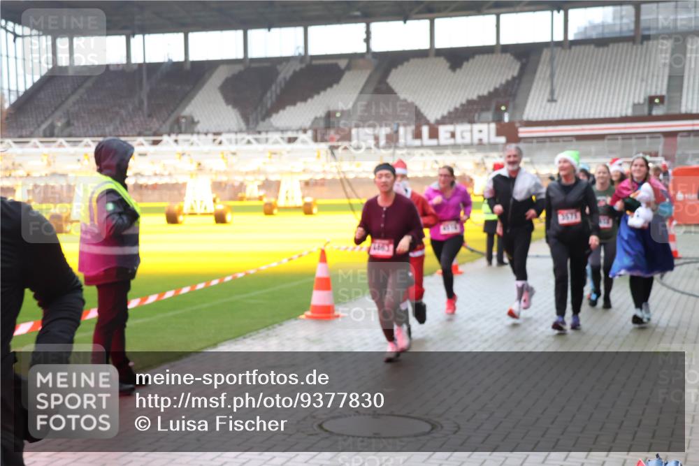 07.12.2025 - St. Pauli X-Mass-Run No. 15 Luisa Fischer http://msf.ph/oto/9377830 07.12.2025 10:28:12 Ziel 3571, 175, 1717, 1742, 1745, 2060, 2101, 2188, 2677, 3154, 3156, 3412, 3458, 3571, 3706, 3707, 3713, 3714, 3715, 3722, 3723, 3730, 3793, 3879, 3881, 3883, 4064, 4065, 4132, 4133, 4189, 4344, 4350, 4383, 4435, 4453, 4454, 4462, 4463, 4515, 4516, 4527, 4538, 4700, 4708, 4710, 4875 meine-sportfotos.de