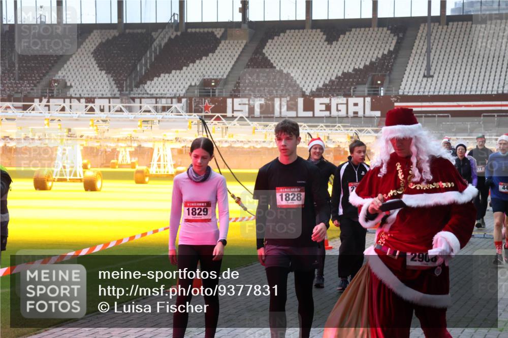 07.12.2025 - St. Pauli X-Mass-Run No. 15 Luisa Fischer http://msf.ph/oto/9377831 07.12.2025 10:03:19 Ziel 5, 1829, 1828, 2, 2906, 177, 44, 177, 442, 443, 885, 918, 936, 943, 956, 1105, 1118, 1314, 1594, 1828, 1829, 2505, 2510, 2514, 2604, 2780, 2781, 2908, 3284, 3417, 3518, 3892 meine-sportfotos.de