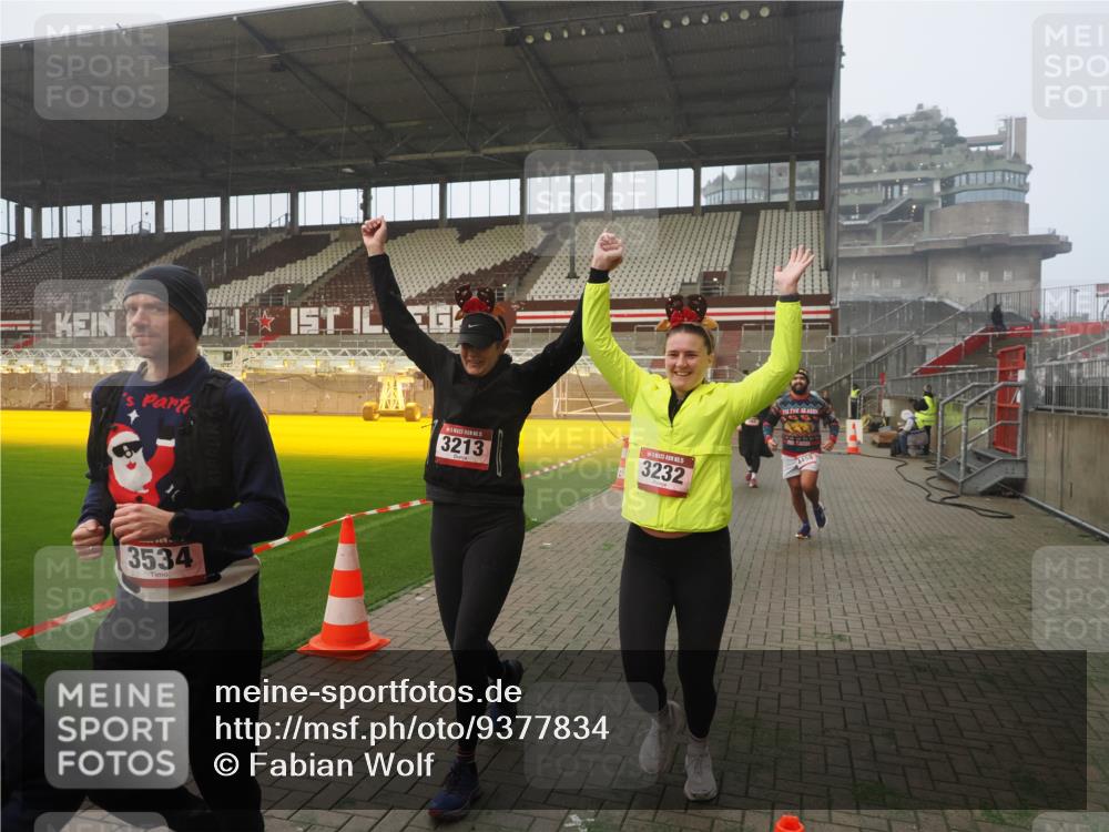 07.12.2025 - St. Pauli X-Mass-Run No. 15 Fabian Wolf http://msf.ph/oto/9377834 07.12.2025 10:06:32 Ziel 34, 150, 187, 562, 1369, 1479, 1480, 1832, 1946, 3213, 3232, 3534, 3535, 3536, 3537, 4459 meine-sportfotos.de