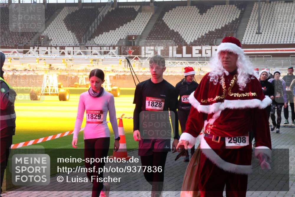 07.12.2025 - St. Pauli X-Mass-Run No. 15 Luisa Fischer http://msf.ph/oto/9377836 07.12.2025 10:03:20 Ziel 15, 1829, 1828, 27, 2908, 17, 177, 442, 443, 885, 918, 936, 943, 956, 963, 1105, 1118, 1314, 1594, 1828, 1829, 2505, 2510, 2514, 2604, 2780, 2781, 2908, 3284, 3417, 3518, 3892 meine-sportfotos.de