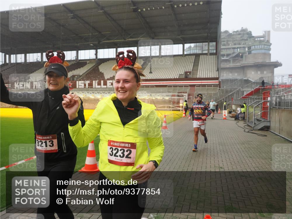 07.12.2025 - St. Pauli X-Mass-Run No. 15 Fabian Wolf http://msf.ph/oto/9377854 07.12.2025 10:06:33 Ziel 34, 150, 187, 562, 1369, 1479, 1480, 1832, 1946, 3213, 3232, 3534, 3535, 3536, 3537, 3970, 3971, 4459 meine-sportfotos.de