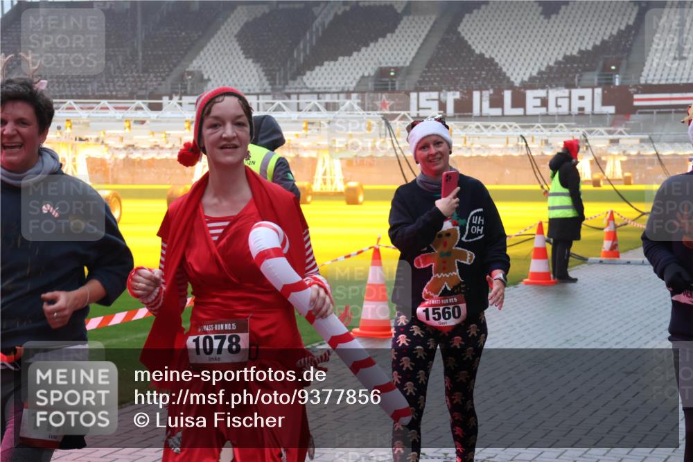07.12.2025 - St. Pauli X-Mass-Run No. 15 Luisa Fischer http://msf.ph/oto/9377856 07.12.2025 11:08:51 Ziel 1170, 15, 1078, 15, 1560, 100, 152, 155, 166, 396, 446, 629, 635, 653, 758, 772, 784, 1078, 1129, 1170, 1184, 1226, 1230, 1249, 1342, 1355, 1412, xxxx, 1424, 1464, 1491, 1520, 1525, 1559, 1560, 1596, 1625, 1706, 1809, 1810, 2259, 2893, 4471, 4584, 4798, 4815, 4819, 4830 meine-sportfotos.de