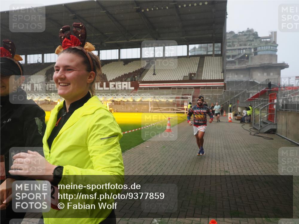 07.12.2025 - St. Pauli X-Mass-Run No. 15 Fabian Wolf http://msf.ph/oto/9377859 07.12.2025 10:06:33 Ziel 34, 150, 187, 562, 1369, 1479, 1480, 1832, 1946, 3213, 3232, 3534, 3535, 3536, 3537, 3970, 3971, 4459 meine-sportfotos.de