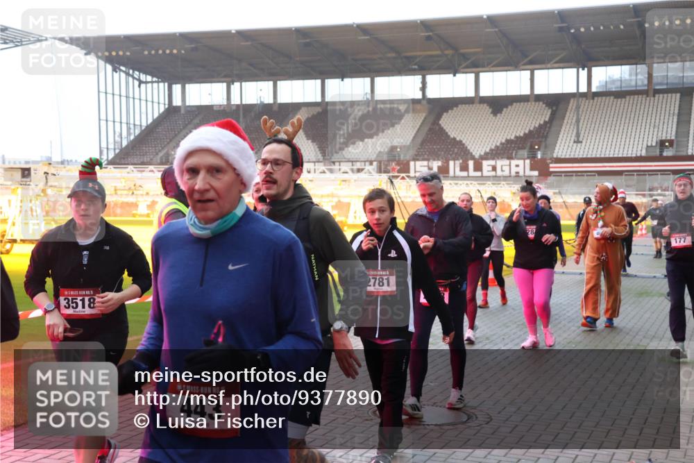 07.12.2025 - St. Pauli X-Mass-Run No. 15 Luisa Fischer http://msf.ph/oto/9377890 07.12.2025 10:03:25 Ziel 15, 3518, 15, 443, 2781, 28, 177, 177, 442, 443, 460, 885, 918, 936, 943, 956, 963, 965, 1105, 1118, 1314, 1594, 2505, 2510, 2514, 2682, 2780, 2781, 2908, 3284, 3417, 3518, 3892 meine-sportfotos.de