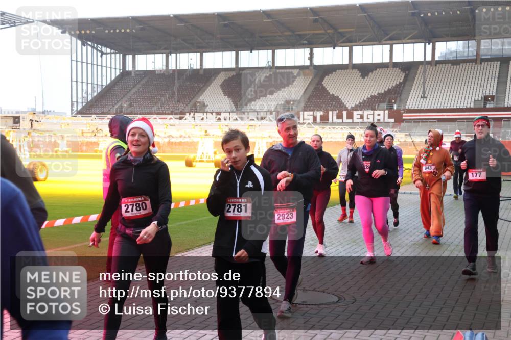 07.12.2025 - St. Pauli X-Mass-Run No. 15 Luisa Fischer http://msf.ph/oto/9377894 07.12.2025 10:03:26 Ziel 2780, 1, 15, 2781, 2923, 943, 28, 918, 111, 177, 177, 442, 443, 460, 885, 918, 936, 943, 956, 963, 965, 1118, 1314, 1594, 2505, 2510, 2514, 2682, 2780, 2781, 2908, 2973, 2975, 3284, 3417, 3518, 3892 meine-sportfotos.de