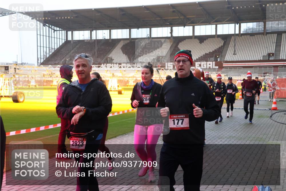 07.12.2025 - St. Pauli X-Mass-Run No. 15 Luisa Fischer http://msf.ph/oto/9377909 07.12.2025 10:03:28 Ziel 2923, 284, 15, 177, 1118, 177, 442, 443, 460, 885, 918, 936, 943, 956, 963, 965, 1118, 1314, 1594, 2505, 2510, 2514, 2682, 2780, 2781, 2908, 2973, 2975, 3284, 3417, 3518, 3892 meine-sportfotos.de
