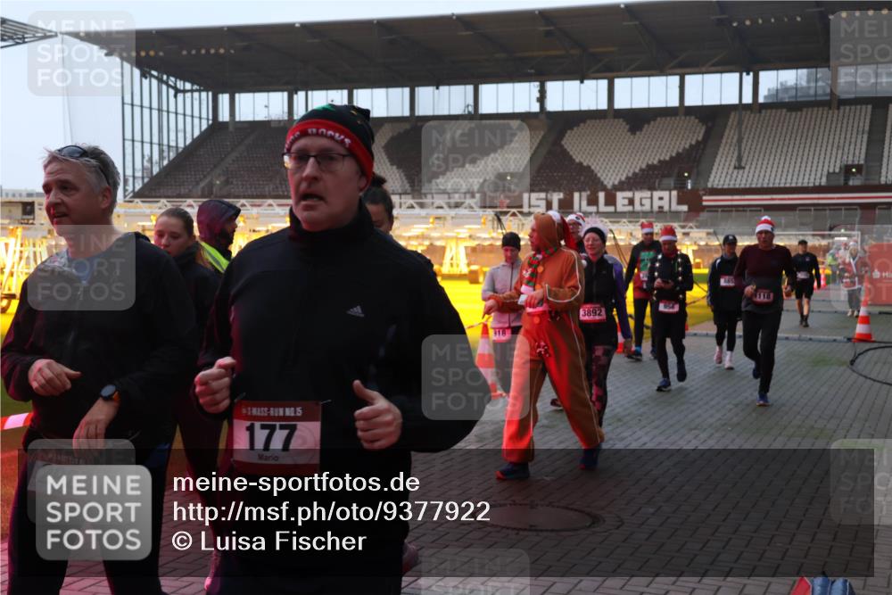 07.12.2025 - St. Pauli X-Mass-Run No. 15 Luisa Fischer http://msf.ph/oto/9377922 07.12.2025 10:03:28 Ziel 15, 2923, 1, 15, 177, 918, 3892, 956, 118, 177, 442, 443, 460, 885, 918, 936, 943, 956, 963, 965, 1118, 1314, 1594, 2505, 2510, 2514, 2682, 2780, 2781, 2908, 2973, 2975, 3284, 3417, 3518, 3892 meine-sportfotos.de