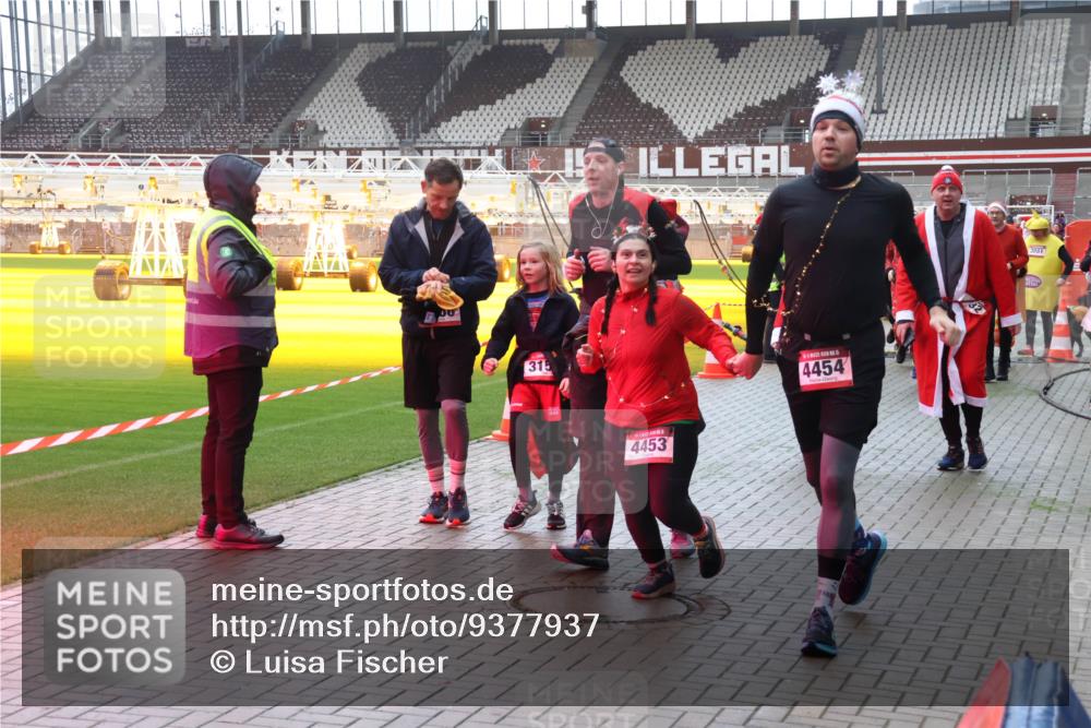 07.12.2025 - St. Pauli X-Mass-Run No. 15 Luisa Fischer http://msf.ph/oto/9377937 07.12.2025 10:28:32 Ziel 00, 315, 4453, 4454, 3881, 175, 1507, 1717, 1742, 1745, 2060, 2101, 2188, 2526, 2723, 3395, 3412, 3413, 3454, 3458, 3472, 3713, 3727, 3729, 3730, 3879, 3881, 3883, 4064, 4065, 4132, 4133, 4159, 4160, 4189, 4245, 4344, 4350, 4355, 4376, 4380, 4383, 4388, 4453, 4454, 4462, 4463, 4515, 4516, 4527, 4538, 4697, 4698, 4700, 4701, 4702, 4704, 4706, 4707, 4708, 4710, 4875 meine-sportfotos.de