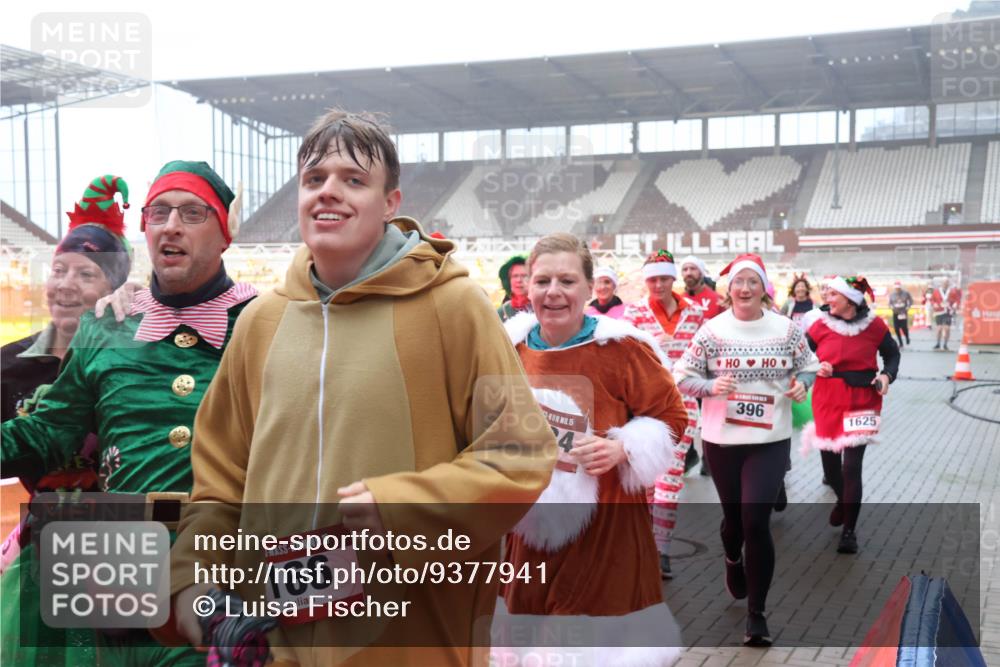 07.12.2025 - St. Pauli X-Mass-Run No. 15 Luisa Fischer http://msf.ph/oto/9377941 07.12.2025 11:09:03 Ziel 15, 166, 15, 4, 396, 1625, 100, 152, 155, 166, 338, 341, 396, 446, 758, 784, 1078, 1170, 1184, 1412, xxxx, 1424, 1464, 1491, 1502, 1511, 1559, 1560, 1596, 1625, 1706, 2070, 2259, 2879, 2893, 2898, 4471, 4584, 4819, 4830 meine-sportfotos.de