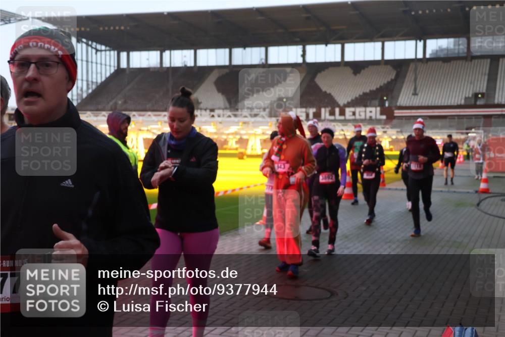 07.12.2025 - St. Pauli X-Mass-Run No. 15 Luisa Fischer http://msf.ph/oto/9377944 07.12.2025 10:03:29 Ziel 1, 15, 77, 343, 3892, 177, 442, 443, 460, 885, 918, 936, 943, 956, 963, 965, 1118, 1314, 1594, 2505, 2510, 2514, 2682, 2780, 2781, 2908, 2973, 2975, 3284, 3417, 3518, 3892 meine-sportfotos.de
