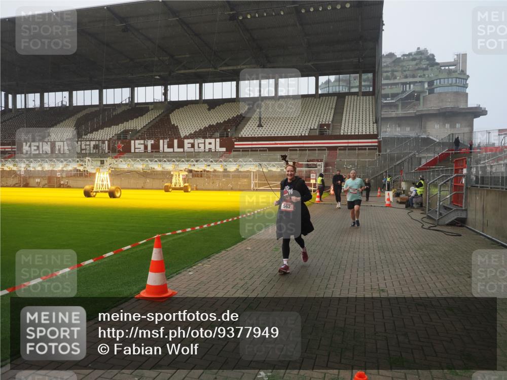 07.12.2025 - St. Pauli X-Mass-Run No. 15 Fabian Wolf http://msf.ph/oto/9377949 07.12.2025 10:06:36 Ziel 34, 150, 562, 1369, 1479, 1480, 1946, 3213, 3232, 3330, 3333, 3534, 3535, 3536, 3537, 3970, 3971, 4459 meine-sportfotos.de