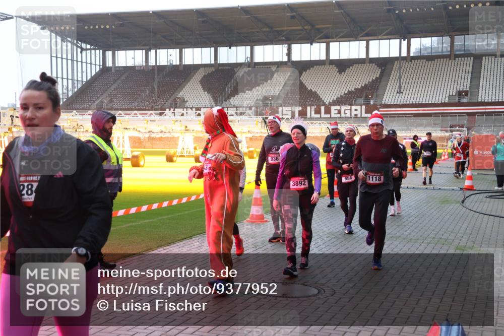 07.12.2025 - St. Pauli X-Mass-Run No. 15 Luisa Fischer http://msf.ph/oto/9377952 07.12.2025 10:03:30 Ziel 28, 936, 3892, 956, 1118, 177, 442, 443, 460, 885, 918, 936, 943, 956, 963, 965, 1118, 1314, 1594, 2505, 2510, 2514, 2682, 2780, 2781, 2908, 2973, 2975, 3284, 3417, 3518, 3892 meine-sportfotos.de