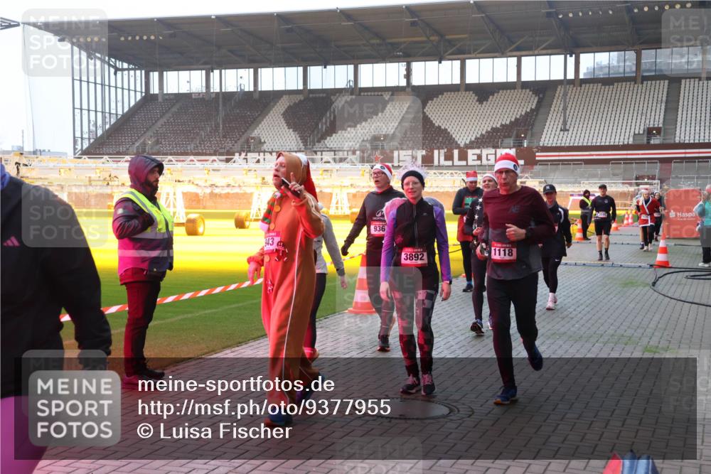 07.12.2025 - St. Pauli X-Mass-Run No. 15 Luisa Fischer http://msf.ph/oto/9377955 07.12.2025 10:03:30 Ziel 943, 936, 3892, 1118, 3580, 177, 442, 443, 460, 885, 918, 936, 943, 956, 963, 965, 1118, 1314, 1594, 2505, 2510, 2514, 2682, 2780, 2781, 2908, 2973, 2975, 3284, 3417, 3518, 3892 meine-sportfotos.de