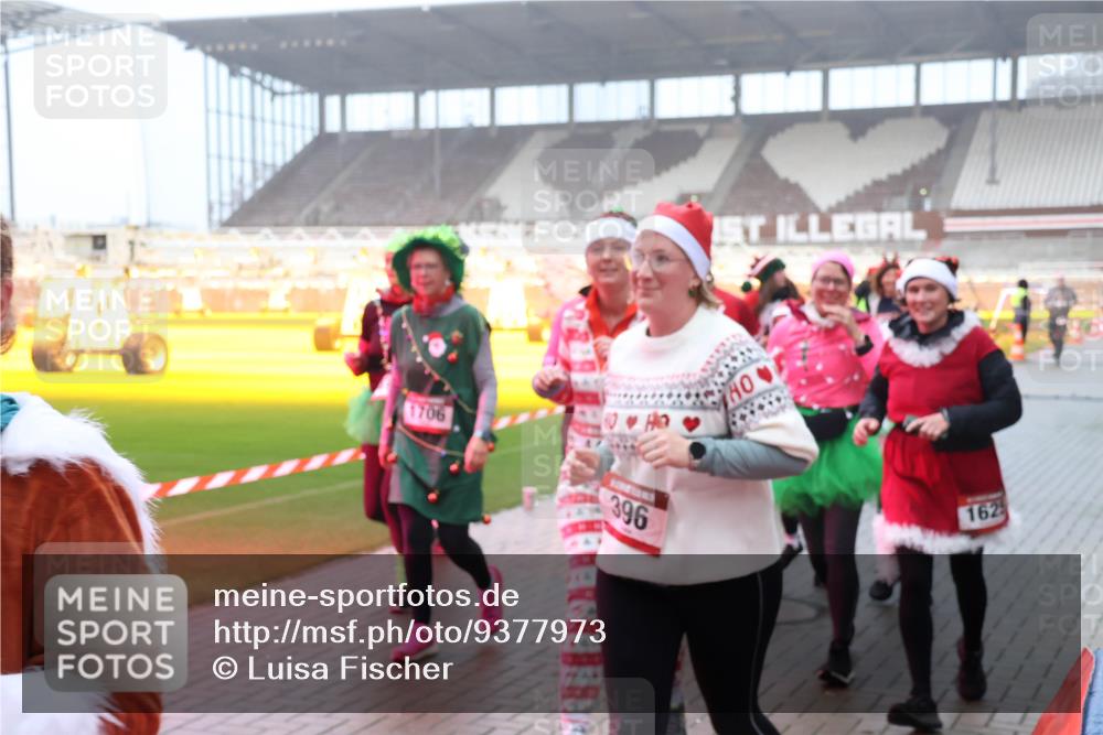 07.12.2025 - St. Pauli X-Mass-Run No. 15 Luisa Fischer http://msf.ph/oto/9377973 07.12.2025 11:09:04 Ziel 1706, 396, 162, 100, 152, 155, 166, 335, 338, 341, 396, 446, 758, 784, 1078, 1170, 1184, 1412, xxxx, 1424, 1464, 1491, 1502, 1511, 1559, 1560, 1625, 1706, 2070, 2259, 2879, 2893, 2898, 4471, 4584, 4819, 4830 meine-sportfotos.de