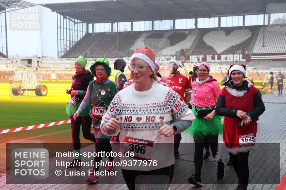 07.12.2025 - St. Pauli X-Mass-Run No. 15 Luisa Fischer http://msf.ph/oto/9377976 07.12.2025 11:09:05 Ziel 1706, 0, 15, 396, 5, 1625, 100, 152, 155, 166, 335, 338, 341, 396, 446, 758, 784, 1078, 1170, 1184, 1412, xxxx, 1424, 1464, 1491, 1502, 1511, 1559, 1560, 1625, 1706, 2070, 2259, 2879, 2893, 2898, 4471, 4584, 4819, 4830 meine-sportfotos.de