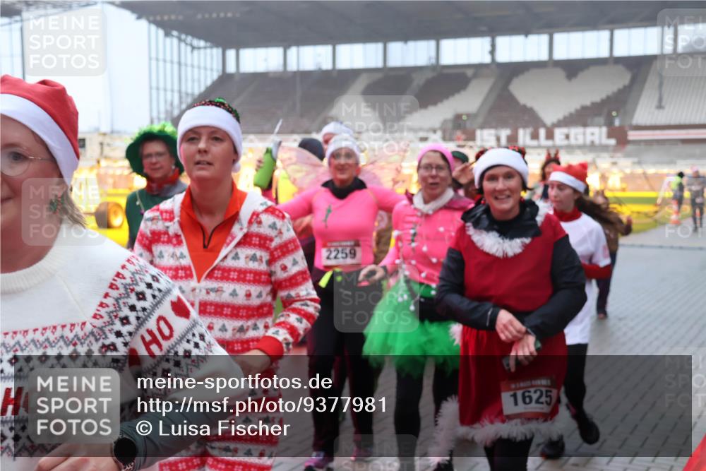 07.12.2025 - St. Pauli X-Mass-Run No. 15 Luisa Fischer http://msf.ph/oto/9377981 07.12.2025 11:09:05 Ziel 2259, 1625, 100, 152, 155, 166, 335, 338, 341, 396, 446, 758, 784, 1078, 1170, 1184, 1412, xxxx, 1424, 1464, 1491, 1502, 1511, 1559, 1560, 1625, 1706, 2070, 2259, 2879, 2893, 2898, 4471, 4584, 4819, 4830 meine-sportfotos.de