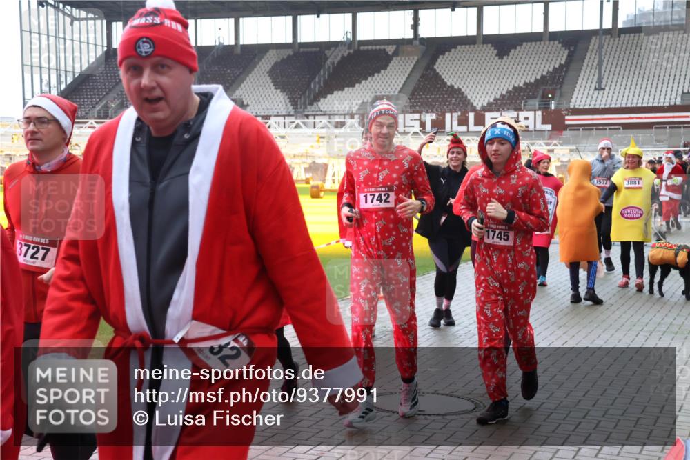 07.12.2025 - St. Pauli X-Mass-Run No. 15 Luisa Fischer http://msf.ph/oto/9377991 07.12.2025 10:28:39 Ziel 3727, 32, 1, 15, 1742, 1745, 1507, 3881, 412, 1507, 1717, 1742, 1745, 2101, 2188, 2526, 2723, 2912, 3218, 3377, 3395, 3412, 3413, 3454, 3472, 3713, 3727, 3729, 3730, 3879, 3881, 3883, 4037, 4064, 4065, 4132, 4133, 4159, 4160, 4189, 4245, 4250, 4344, 4350, 4355, 4376, 4380, 4388, 4453, 4454, 4527, 4538, 4697, 4698, 4700, 4701, 4702, 4704, 4706, 4707, 4708, 4710, 4875 meine-sportfotos.de