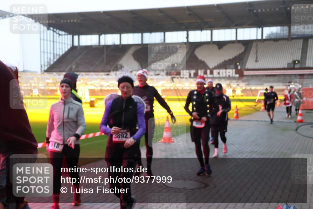 07.12.2025 - St. Pauli X-Mass-Run No. 15 Luisa Fischer http://msf.ph/oto/9377999 07.12.2025 10:03:33 Ziel 918, 3892, 177, 442, 443, 460, 885, 918, 936, 943, 956, 963, 965, 1118, 1314, 1484, 1486, 1594, 2505, 2682, 2780, 2781, 2973, 2975, 3284, 3417, 3518, 3892, 4193, 4239 meine-sportfotos.de