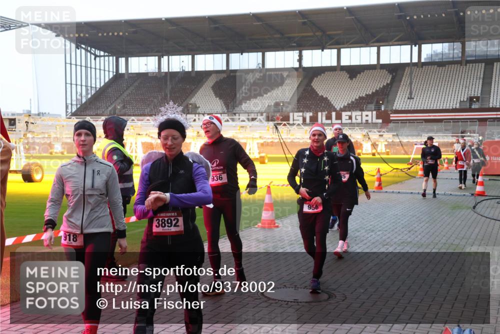 07.12.2025 - St. Pauli X-Mass-Run No. 15 Luisa Fischer http://msf.ph/oto/9378002 07.12.2025 10:03:33 Ziel 918, 063, 50, 15, 3892, 936, 956, 35, 177, 442, 443, 460, 885, 918, 936, 943, 956, 963, 965, 1118, 1314, 1484, 1486, 1594, 2505, 2682, 2780, 2781, 2973, 2975, 3284, 3417, 3518, 3892, 4193, 4239 meine-sportfotos.de