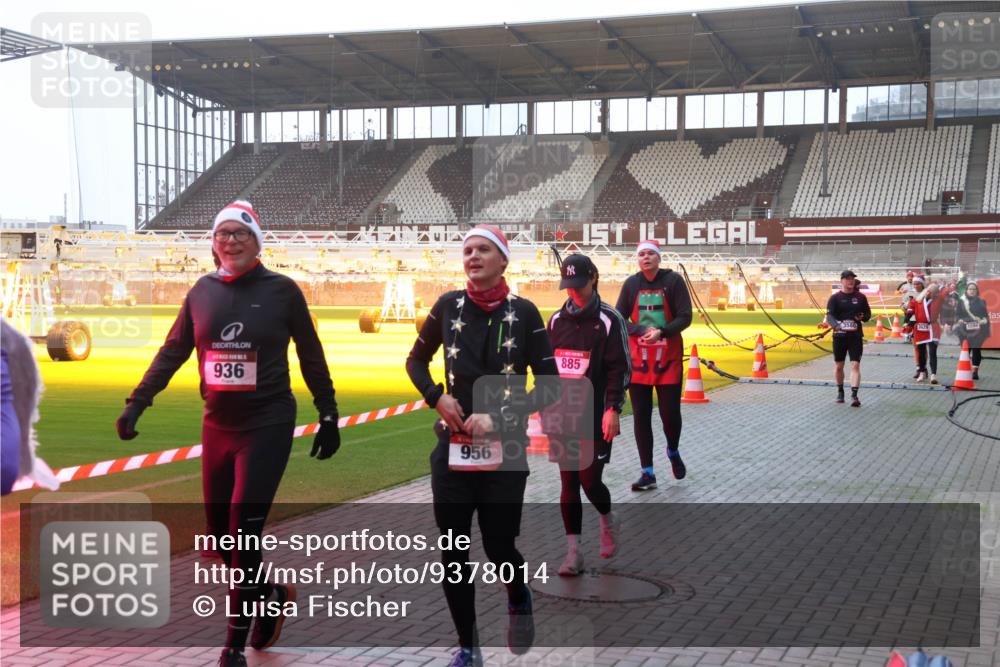 07.12.2025 - St. Pauli X-Mass-Run No. 15 Luisa Fischer http://msf.ph/oto/9378014 07.12.2025 10:03:35 Ziel 936, 956, 885, 177, 442, 443, 460, 885, 918, 936, 943, 956, 963, 965, 1118, 1314, 1484, 1486, 1594, 2505, 2682, 2780, 2781, 2973, 2975, 3284, 3417, 3518, 3892, 4193, 4239 meine-sportfotos.de