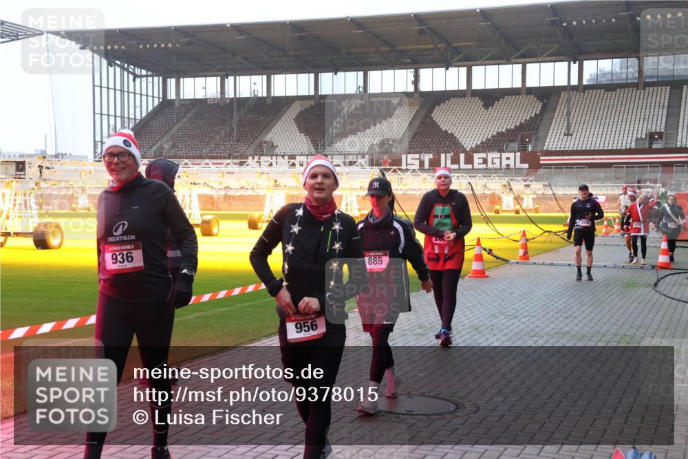 07.12.2025 - St. Pauli X-Mass-Run No. 15 Luisa Fischer http://msf.ph/oto/9378015 07.12.2025 10:03:35 Ziel 936, 956, 885, 3580, 3629, 1594, 177, 442, 443, 460, 885, 918, 936, 943, 956, 963, 965, 1118, 1314, 1484, 1486, 1594, 2505, 2682, 2780, 2781, 2973, 2975, 3284, 3417, 3518, 3892, 4193, 4239 meine-sportfotos.de