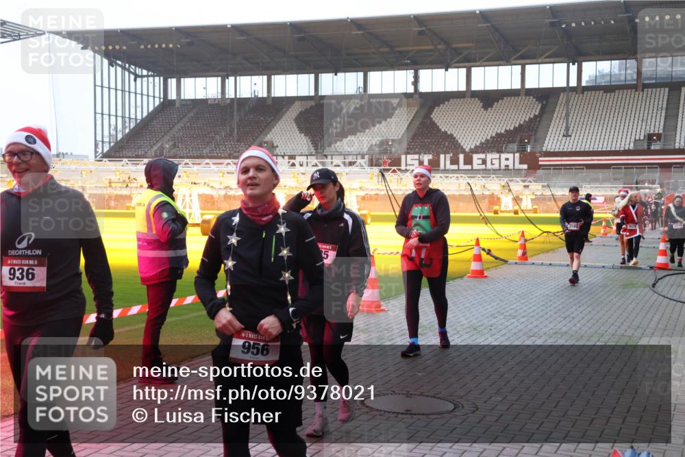 07.12.2025 - St. Pauli X-Mass-Run No. 15 Luisa Fischer http://msf.ph/oto/9378021 07.12.2025 10:03:36 Ziel 15, 936, 956, 3629, 177, 442, 443, 460, 885, 918, 936, 943, 956, 963, 965, 1118, 1314, 1484, 1486, 1594, 2505, 2682, 2780, 2781, 2973, 2975, 3284, 3417, 3518, 3892, 4193, 4239 meine-sportfotos.de