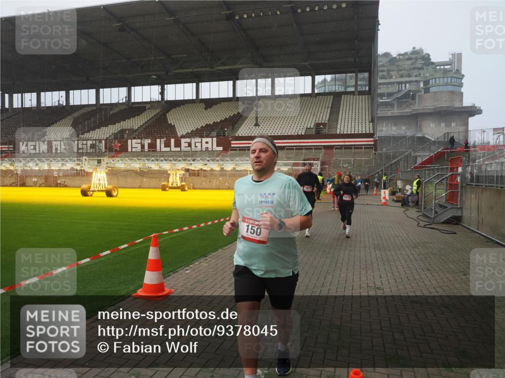 07.12.2025 - St. Pauli X-Mass-Run No. 15 Fabian Wolf http://msf.ph/oto/9378045 07.12.2025 10:06:39 Ziel 150, 562, 1369, 1479, 1480, 3213, 3232, 3330, 3333, 3534, 3535, 3536, 3537, 3970, 3971, 4459 meine-sportfotos.de