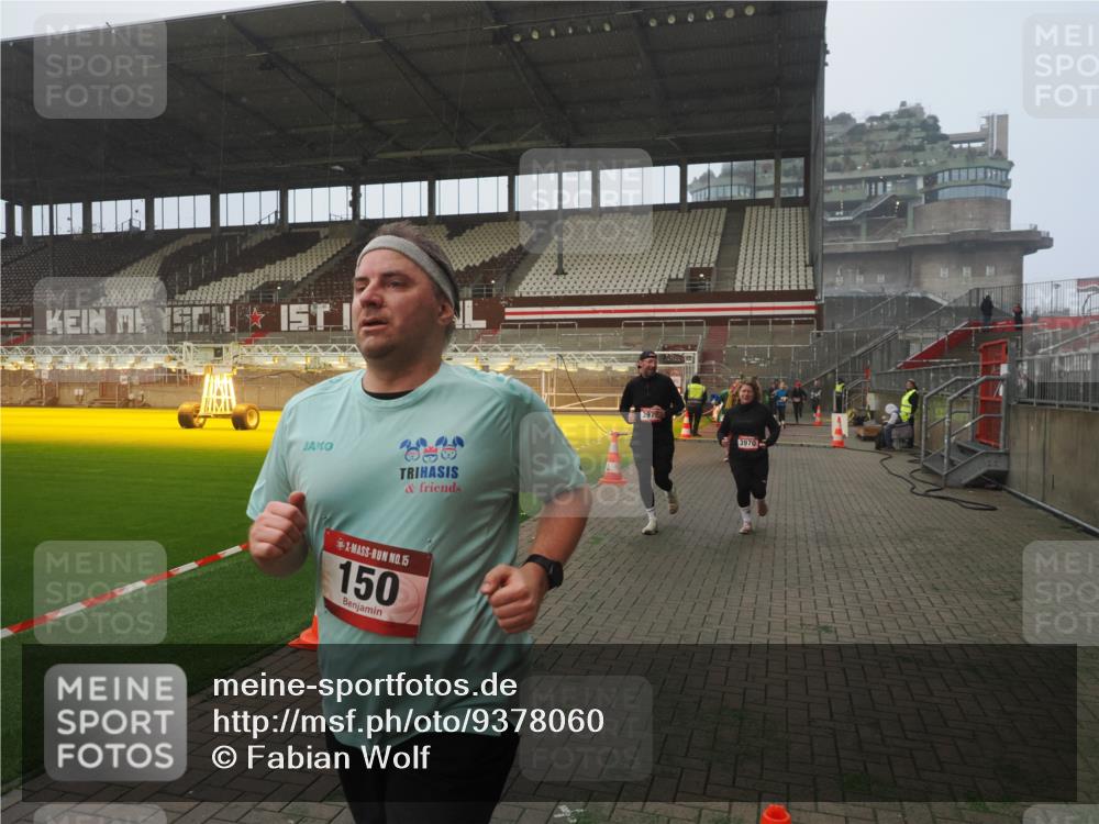 07.12.2025 - St. Pauli X-Mass-Run No. 15 Fabian Wolf http://msf.ph/oto/9378060 07.12.2025 10:06:39 Ziel 150, 562, 1369, 1479, 1480, 3213, 3232, 3330, 3333, 3534, 3535, 3536, 3537, 3970, 3971, 4459 meine-sportfotos.de