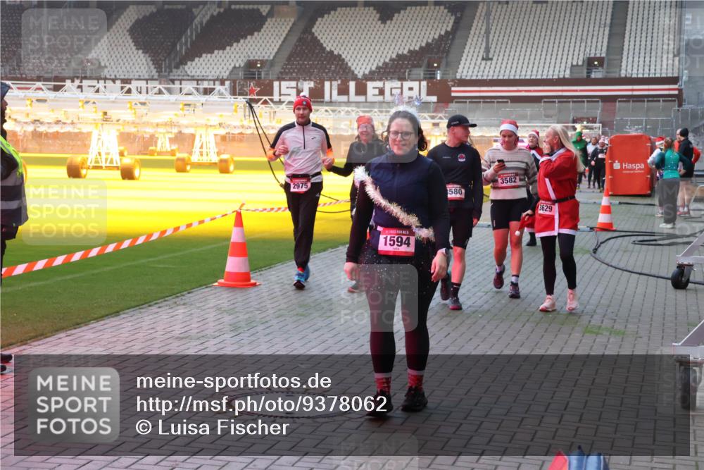 07.12.2025 - St. Pauli X-Mass-Run No. 15 Luisa Fischer http://msf.ph/oto/9378062 07.12.2025 10:03:46 Ziel 2975, 5, 1594, 580, 3582, 3629, 177, 213, 214, 358, 442, 443, 460, 885, 918, 936, 940, 943, 956, 963, 965, 984, 1023, 1118, 1263, 1264, 1314, 1484, 1486, 1506, 1594, 1888, 2380, 2505, 2682, 2973, 2975, 3284, 3334, 3417, 4193, 4239, 4660, 4667, 4679, 4680 meine-sportfotos.de