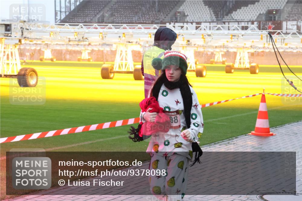 07.12.2025 - St. Pauli X-Mass-Run No. 15 Luisa Fischer http://msf.ph/oto/9378098 07.12.2025 11:09:22 Ziel 15, 98, 44, 51, 335, 338, 341, 495, 496, 558, 619, 1136, 1138, 1140, 1184, 1205, 1211, 1260, 1412, xxxx, 1424, 1464, 1491, 1502, 1511, 1574, 1625, 2070, 2259, 2879, 2893, 2898, 4471, 4584, 4819, 4830 meine-sportfotos.de