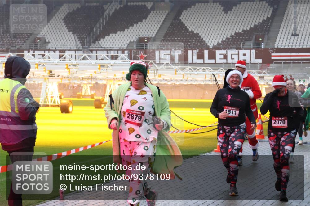 07.12.2025 - St. Pauli X-Mass-Run No. 15 Luisa Fischer http://msf.ph/oto/9378109 07.12.2025 11:09:24 Ziel 15, 2879, 320, 1511, 45, 2070, 44, 51, 335, 338, 341, 495, 496, 558, 619, 1110, 1136, 1138, 1140, 1205, 1211, 1260, 1412, xxxx, 1424, 1464, 1491, 1502, 1511, 1574, 1625, 2070, 2259, 2879, 2893, 2898, 4471, 4584, 4819, 4830 meine-sportfotos.de