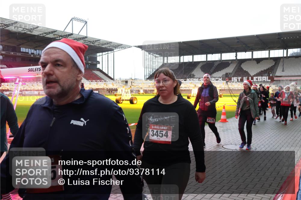 07.12.2025 - St. Pauli X-Mass-Run No. 15 Luisa Fischer http://msf.ph/oto/9378114 07.12.2025 10:28:59 Ziel 15, 4245, 15, 3454, 2526, 412, 1095, 1507, 1566, 2046, 2051, 2397, 2526, 2723, 2912, 2913, 3209, 3218, 3377, 3395, 3412, 3413, 3454, 3472, 3727, 3729, 3730, 4037, 4064, 4159, 4160, 4245, 4250, 4344, 4355, 4376, 4380, 4388, 4414, 4446, 4449, 4450, 4543, 4544, 4697, 4698, 4700, 4701, 4702, 4704, 4706, 4707, 4708, 4710 meine-sportfotos.de