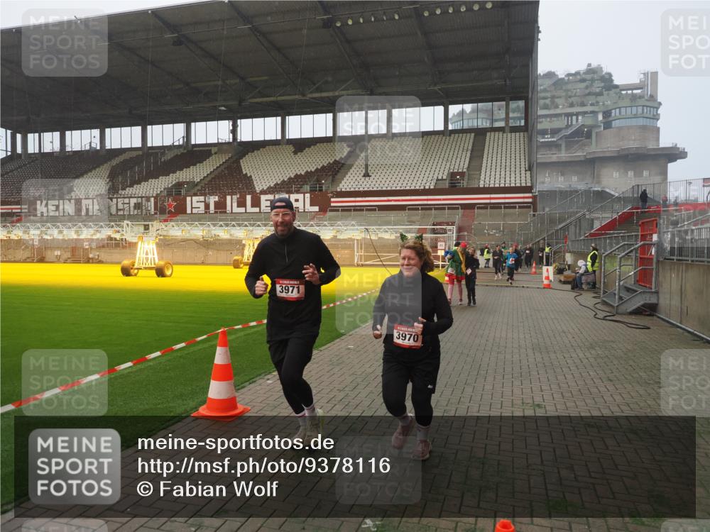 07.12.2025 - St. Pauli X-Mass-Run No. 15 Fabian Wolf http://msf.ph/oto/9378116 07.12.2025 10:06:41 Ziel 150, 562, 2129, 3213, 3232, 3330, 3333, 3534, 3535, 3536, 3537, 3970, 3971, 4459, 4735, 4738 meine-sportfotos.de