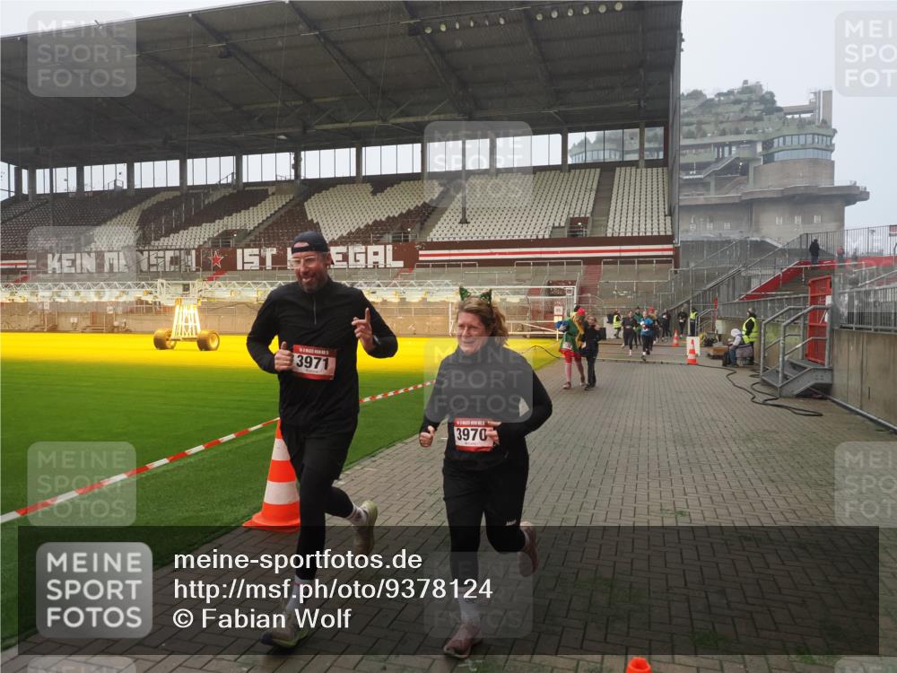 07.12.2025 - St. Pauli X-Mass-Run No. 15 Fabian Wolf http://msf.ph/oto/9378124 07.12.2025 10:06:41 Ziel 150, 562, 2129, 3213, 3232, 3330, 3333, 3534, 3535, 3536, 3537, 3970, 3971, 4459, 4735, 4738 meine-sportfotos.de