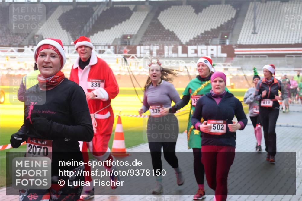 07.12.2025 - St. Pauli X-Mass-Run No. 15 Luisa Fischer http://msf.ph/oto/9378150 07.12.2025 11:09:27 Ziel 338, 2070, 335, 502, 619, 44, 51, 335, 338, 341, 495, 496, 558, 619, 1110, 1136, 1138, 1140, 1205, 1211, 1260, 1412, xxxx, 1464, 1502, 1511, 1574, 2070, 2879, 2893, 2898, 4471 meine-sportfotos.de