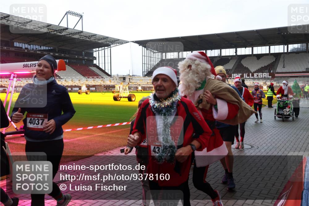 07.12.2025 - St. Pauli X-Mass-Run No. 15 Luisa Fischer http://msf.ph/oto/9378160 07.12.2025 10:29:04 Ziel 1, 15, 4037, 43, 2912, 913, 3377, 412, 1095, 1308, 1330, 1566, 2046, 2051, 2397, 2526, 2723, 2912, 2913, 3209, 3218, 3377, 3395, 3413, 3454, 3472, 3669, 4037, 4159, 4160, 4245, 4250, 4265, 4291, 4355, 4388, 4414, 4446, 4449, 4450, 4543, 4544, 4697, 4698, 4701, 4702, 4706, 4707 meine-sportfotos.de