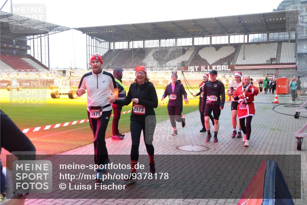 07.12.2025 - St. Pauli X-Mass-Run No. 15 Luisa Fischer http://msf.ph/oto/9378178 07.12.2025 10:03:49 Ziel 2975, 2973, 1484, 3580, 3629, 177, 185, 213, 214, 358, 442, 443, 460, 936, 940, 943, 956, 963, 965, 984, 1023, 1118, 1263, 1264, 1484, 1486, 1506, 1594, 1888, 2002, 2366, 2380, 2505, 2682, 2973, 2975, 3334, 3417, 3734, 4193, 4239, 4660, 4667, 4679, 4680 meine-sportfotos.de