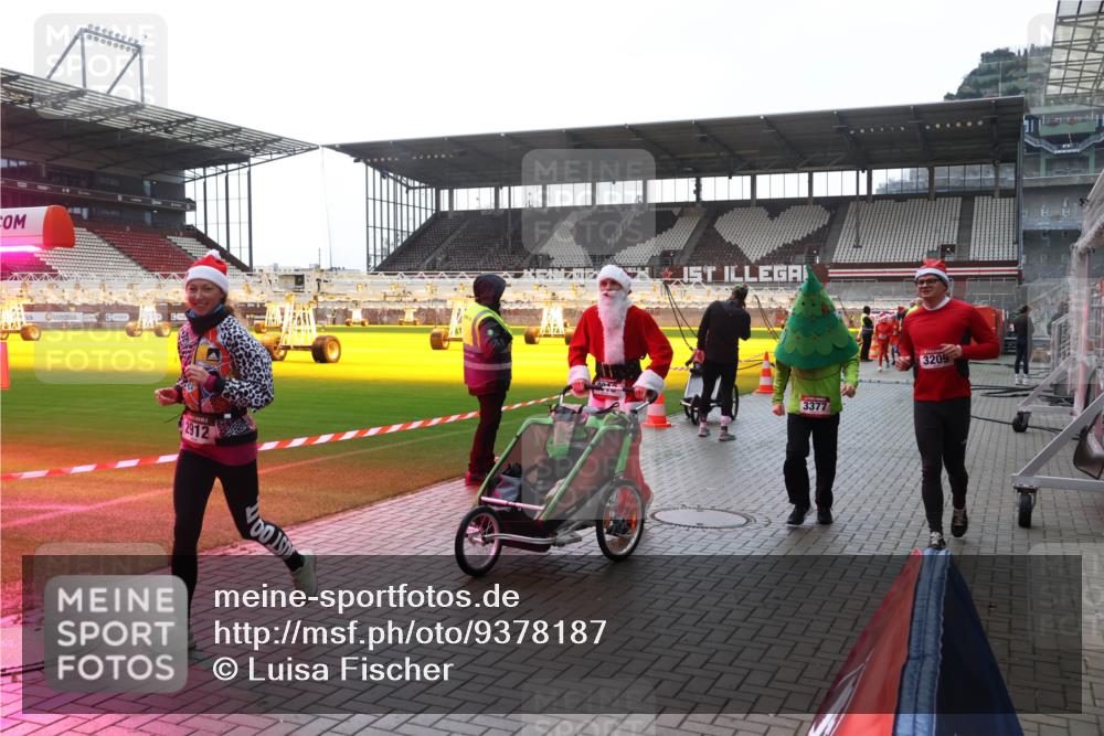 07.12.2025 - St. Pauli X-Mass-Run No. 15 Luisa Fischer http://msf.ph/oto/9378187 07.12.2025 10:29:08 Ziel 2912, 001, 3377, 3209, 412, 1095, 1308, 1330, 1566, 2046, 2051, 2397, 2526, 2723, 2912, 2913, 3209, 3218, 3377, 3395, 3413, 3454, 3472, 3669, 4037, 4073, 4245, 4250, 4265, 4291, 4355, 4388, 4414, 4446, 4449, 4450, 4543, 4544, 4697, 4698, 4701, 4702, 4706, 4707 meine-sportfotos.de