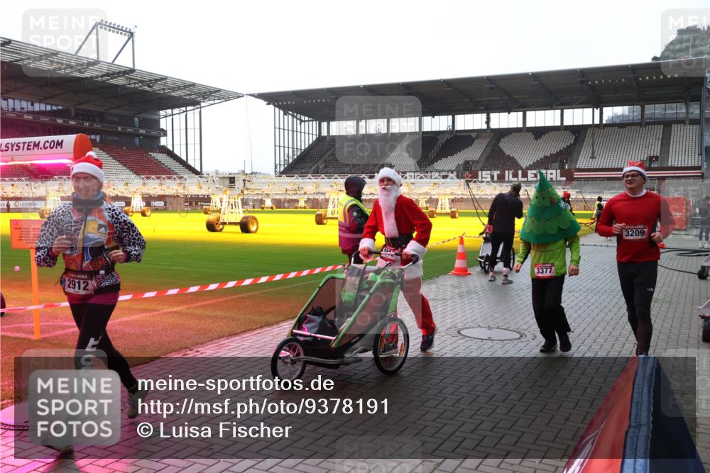 07.12.2025 - St. Pauli X-Mass-Run No. 15 Luisa Fischer http://msf.ph/oto/9378191 07.12.2025 10:29:09 Ziel 2912, 20, 3377, 3209, 412, 1095, 1308, 1330, 1566, 2046, 2051, 2397, 2526, 2723, 2912, 2913, 3209, 3218, 3377, 3395, 3454, 3472, 3669, 4037, 4073, 4245, 4250, 4265, 4291, 4355, 4388, 4414, 4446, 4449, 4450, 4543, 4544, 4698, 4701, 4702, 4706, 4707 meine-sportfotos.de